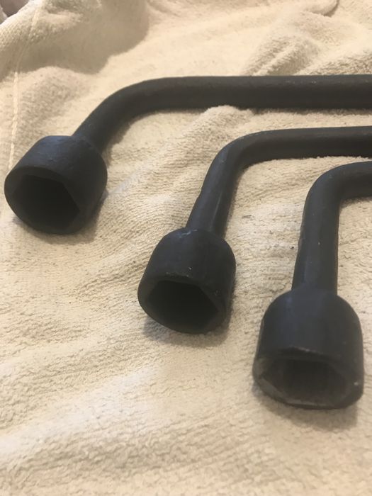 Авт.части 412 -Багажник за М -ч 2140---ключ.-джанти ОБЗОР.СТЪКЛА-М-Ч