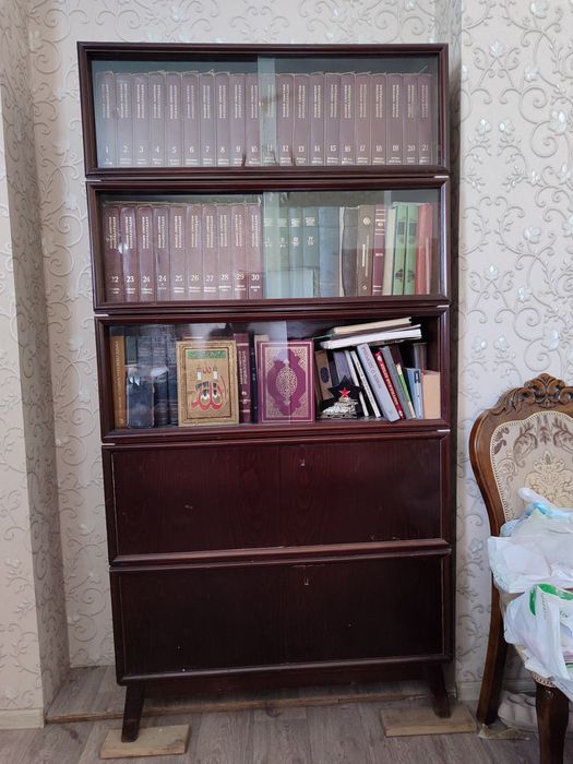 Винтажные книжный шкаф