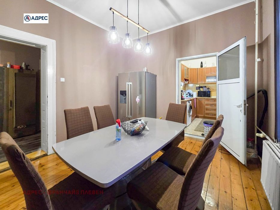 Продава се Тристаен апартамент в Плевен, Идеален център - 144 кв.м за 726 €/кв.м - Снимка #2