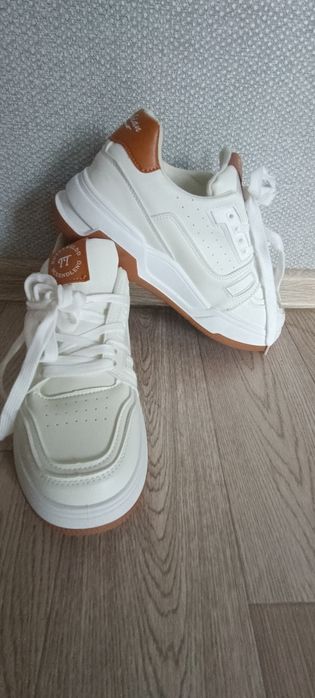 Продам Кроссовки белые