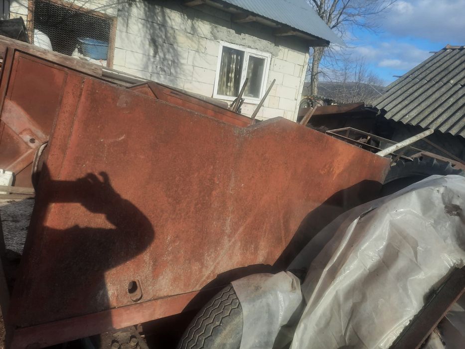 2 remorci 1 cu un ax cealalta 2 axe