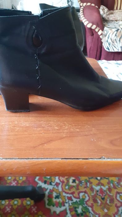 Черные , кожаные полусапожки.