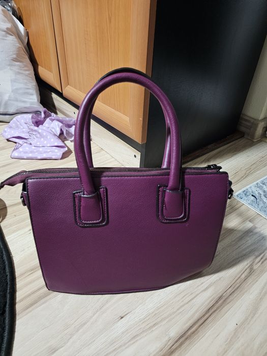 Geanta mov cu bareta