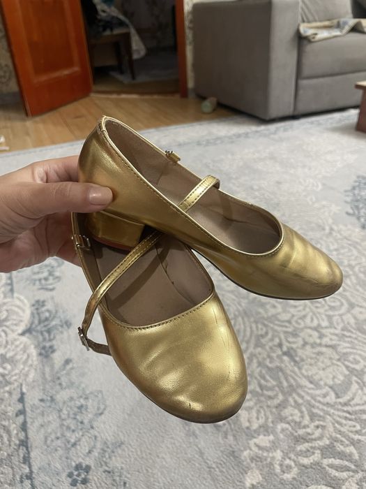 Танцевальные туфли 31 размера золотистые
