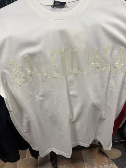 Продавам тениски на Balenciaga