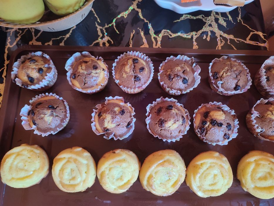 Brioșe ,chec ,salam de biscuiți de casa , ingrediente naturale.