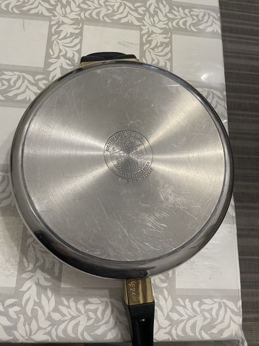 Продам сковородку без крышки .