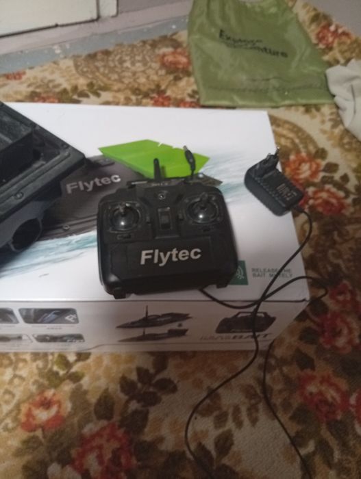 Лодка за нанасяне и захранка