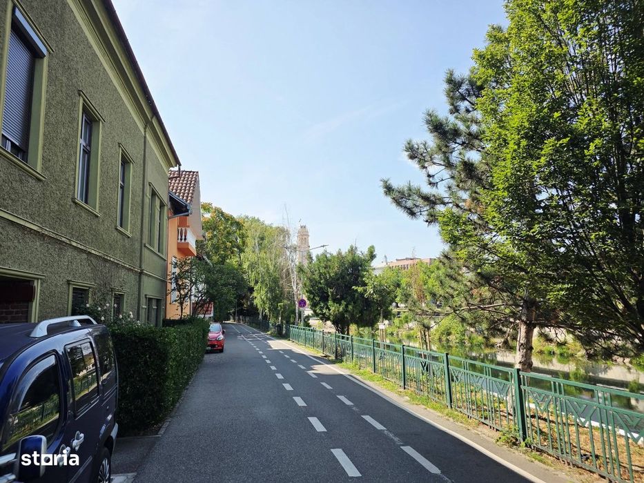 Apartamentul de pe malul Crișului , cu view înspre Palatul Primăriei