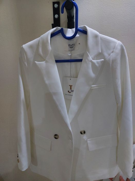 Продам костюмы новые