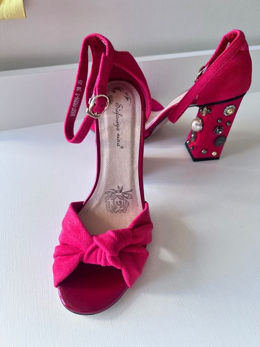 красные босоножки