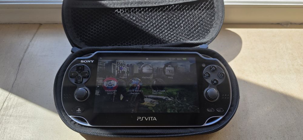 Sony PS Vita OLED (Model 1000) – Modată, Stare Foarte Buna + Husă Protecție