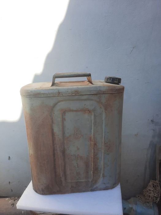 Продаю канистры 30л и 20л