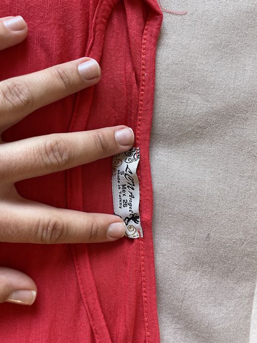 Tricou roșu casual cu imprimeu urban – Stil unic și confortabil