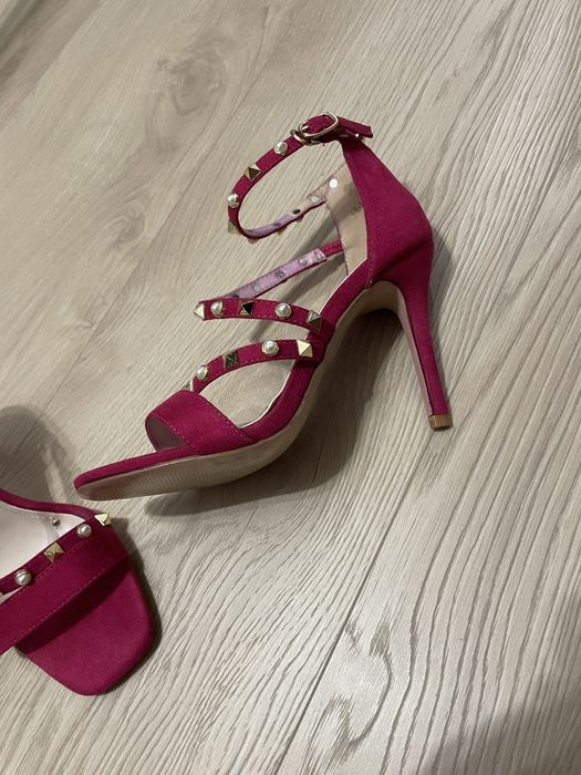 Цикламени сандали на ток