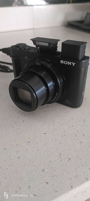 Vreau sa vând camera foto/video cu suport inclus