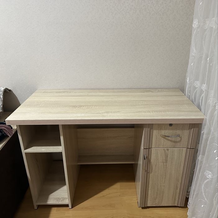 Письменный стол, в отличном состоянии