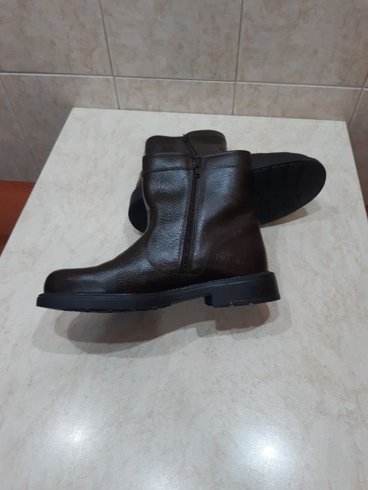 Cizme pentru bărbați din piele naturală.