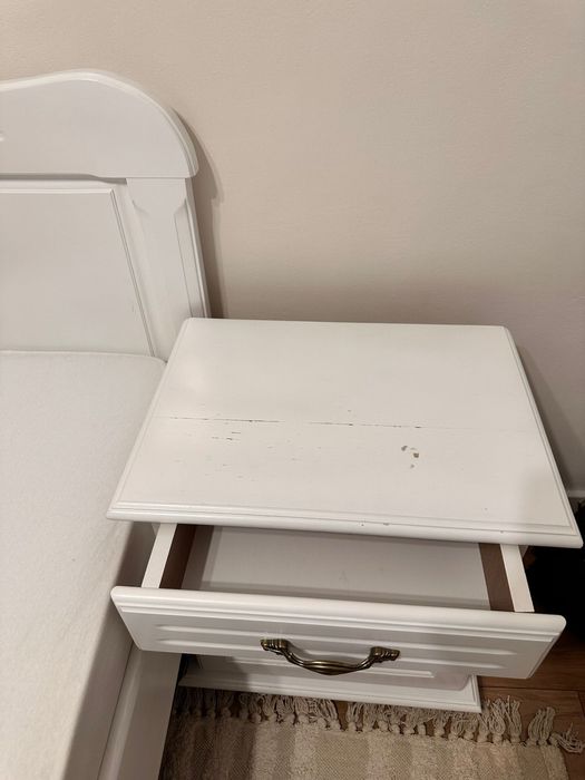 Pat din lemn de fag masiv– 140 x 200 cm, cu noptiere și saltea