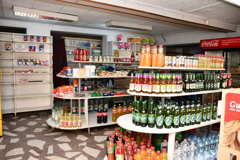 Vand spatiu comercial cu anexe