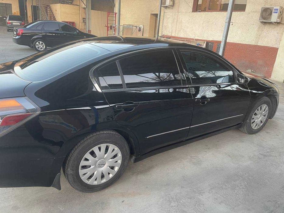 Продаётся автомобиль. Автомобиль сотилади