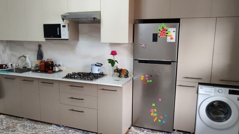 Ховли уй жихозлари билан сотилади