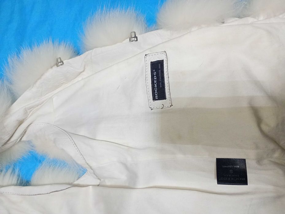 Продавам женски елек със естествен пух от бяла лисица на ROCKEDS