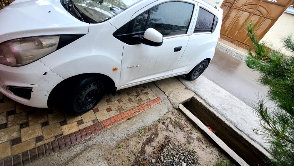 Spark avtomobil sotiladi