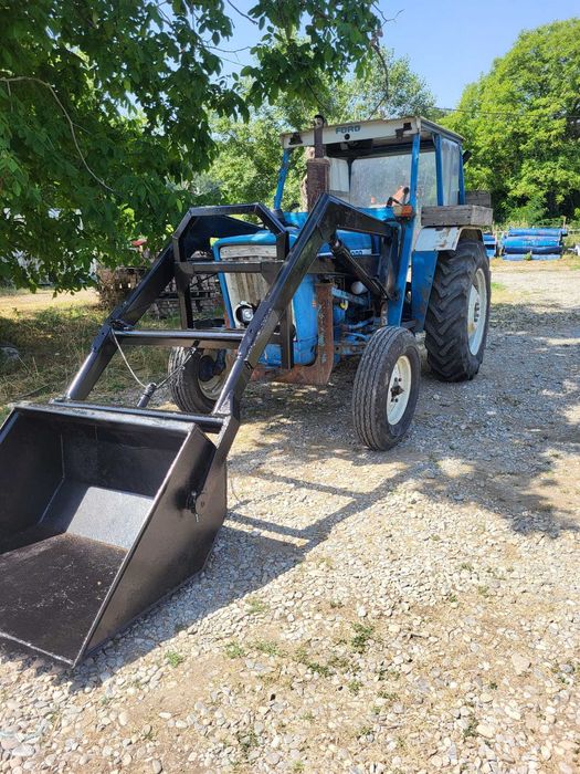 Vând Tractor Ford 3600 cu încărcător frontal –  gata de lucru