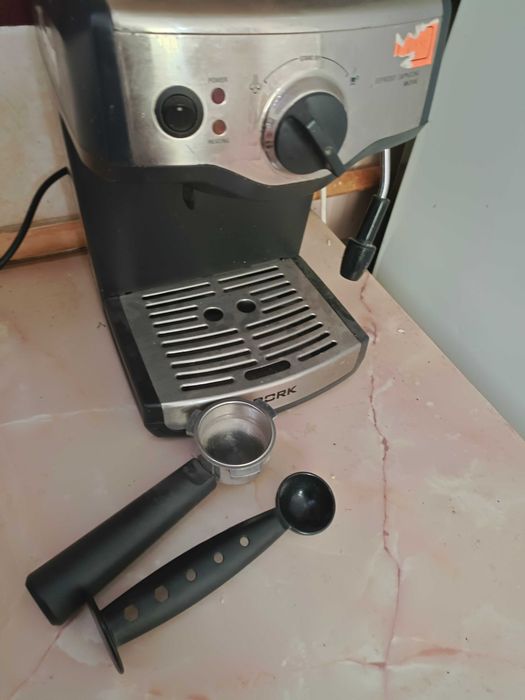 Кофеварка Bork для эспрессо и капучино,