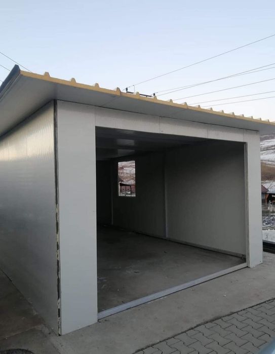 Vand garaj auto pe structura metalica