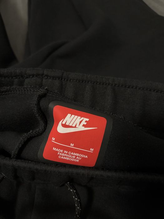 Vand Pantaloni Nike Tech Fleece / Marimea M