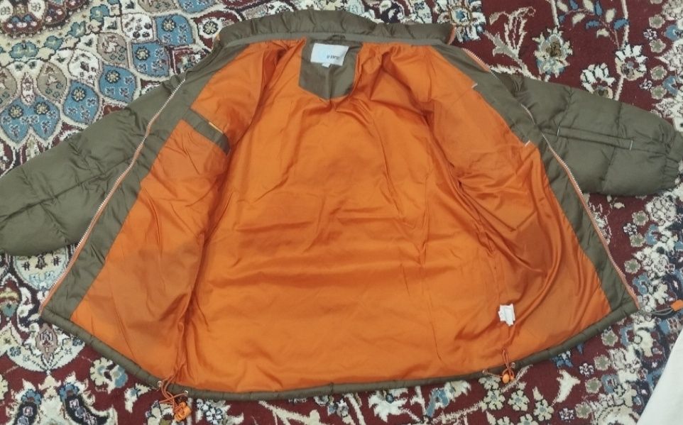 Курткалар сотилади.