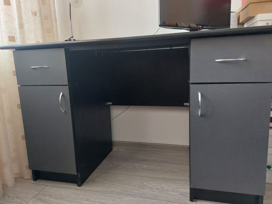 Vând cuier, birou, lada frigorifica