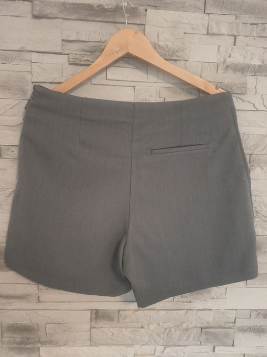 Fustă pantaloni nouă