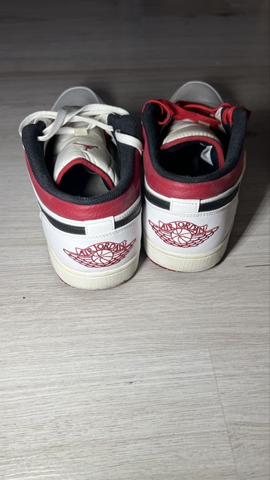 Jordan 1 low white university red нови
