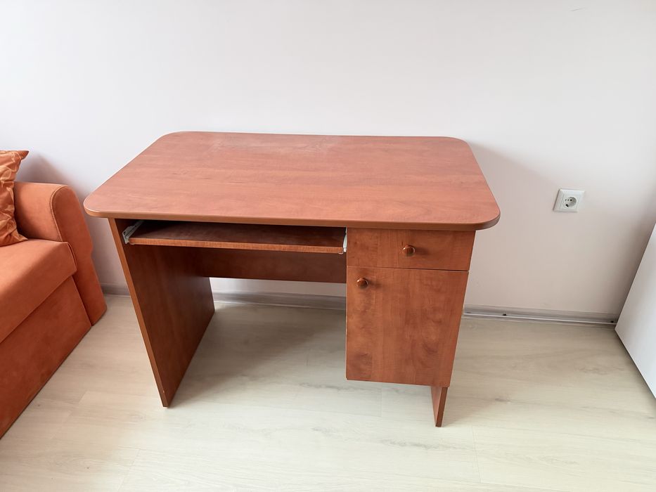 Масивно ученическо бюро ( подарък офис стол)