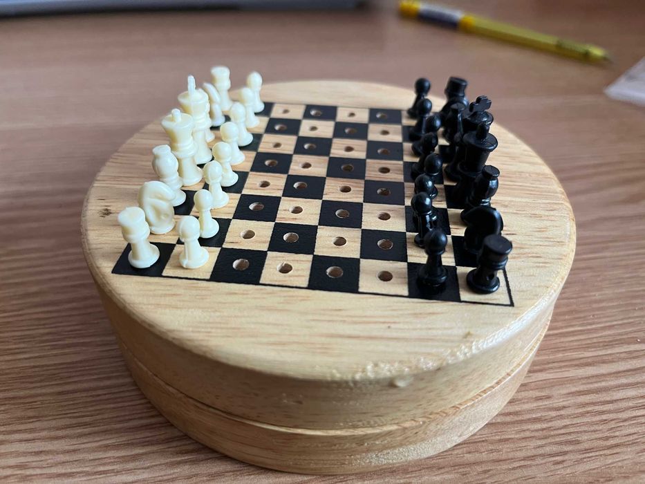 Set de sah, portabil, calatorii, din lemn 100 lei neg