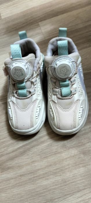 Продам детскую обувь