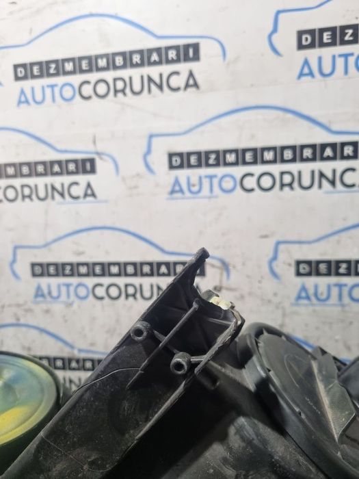 Far Dreapta Volkswagen Tiguan 5N Facelift 2011 - 2015 SUV 4 Usi (1071) Fara xenon Cleme ...