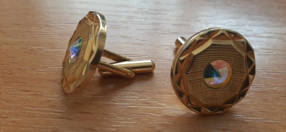 Запонки с камнями