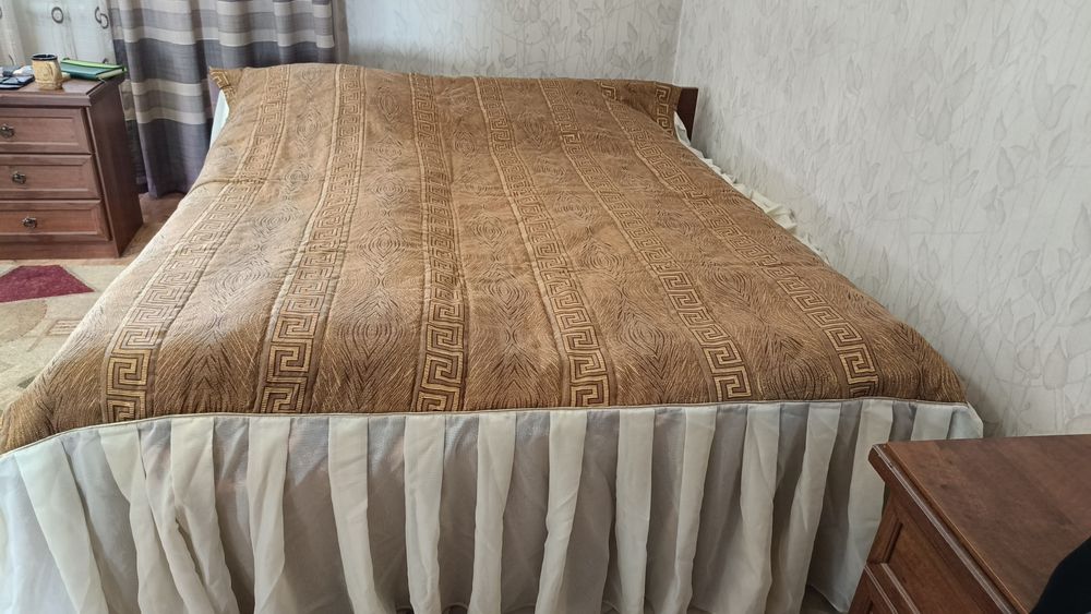 Продам Покрывало и шторы комплект
