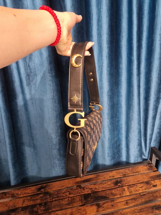 Чанта Guess в актуален нюанс