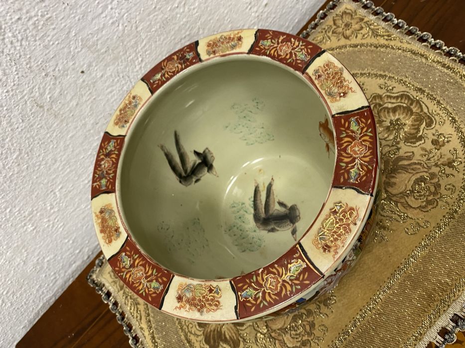 Китайска порцеланова кашпа изрисувана с релеф