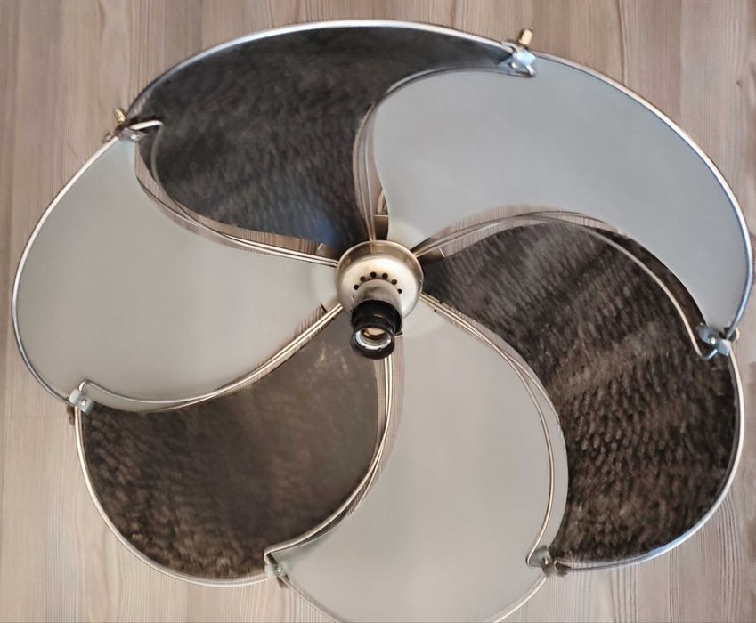 Лампион, подходяш за осветление в спалнята, всекидневната или хола.