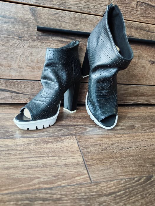 Дамски обувки - боти.