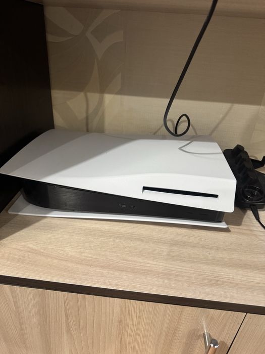 Sony playstation 5 (PS 5)  и 2 Джостика (геймпада)