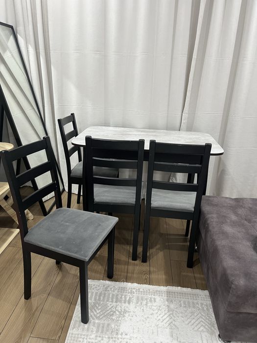 Деревянные 4 стульчика и стол
