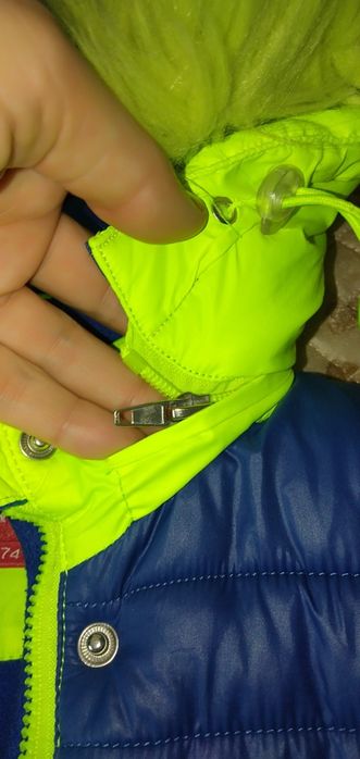 Продам куртку для девочки +подарок