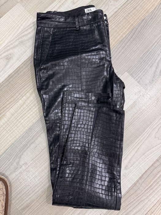 Pantaloni din piele Zara